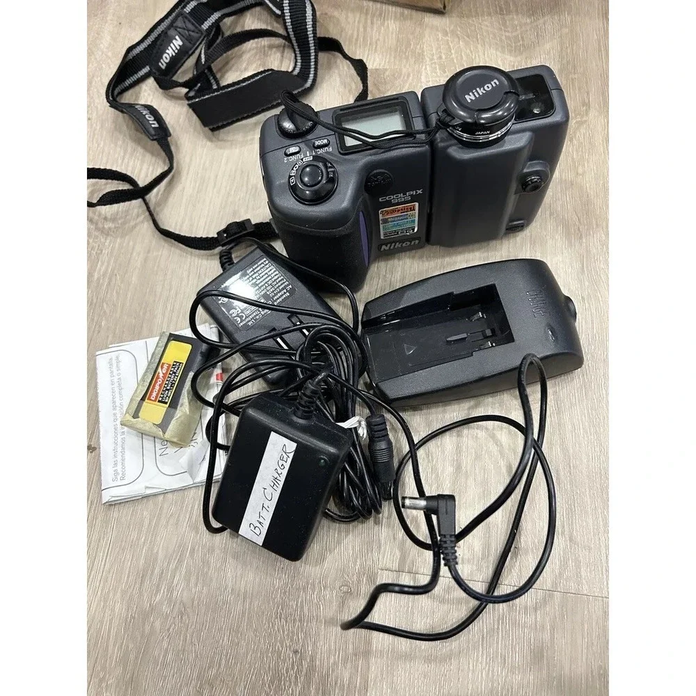 Nikon Coolpix 995 3.2MP Digital Camera 4x Optical Zoom W/ Bag and charger Tested